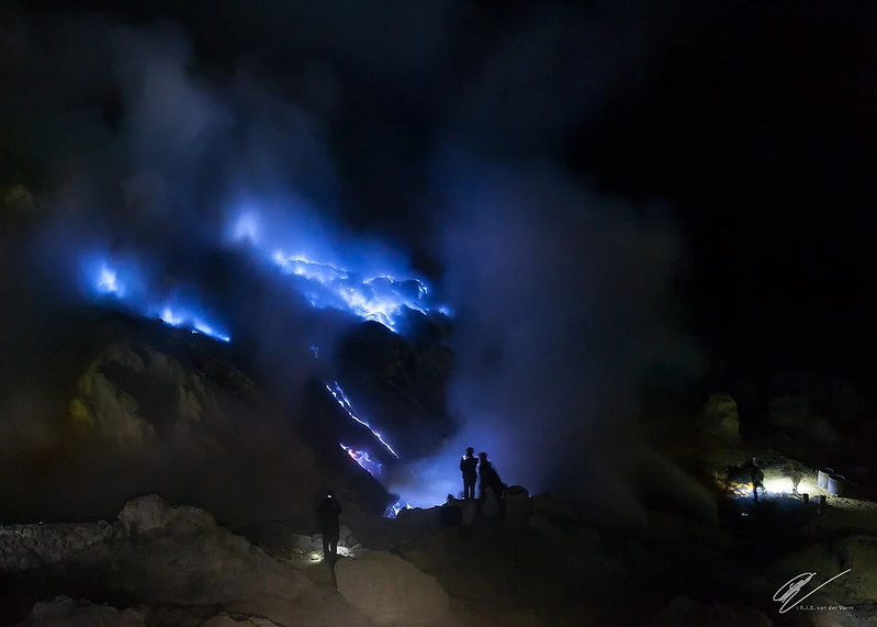 llamas azules volcan en Indonesia